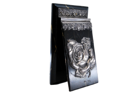  Porta blocos em pedra com aplicações em prata e flor em relevada na tampa.